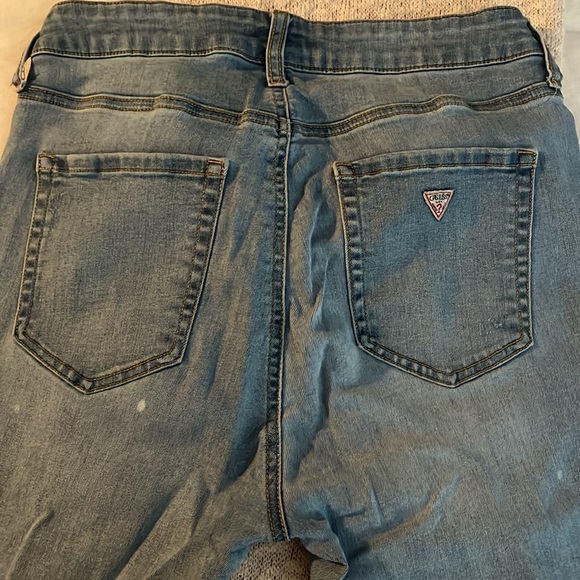 Guess light wash jeans - Picture 3 of 3